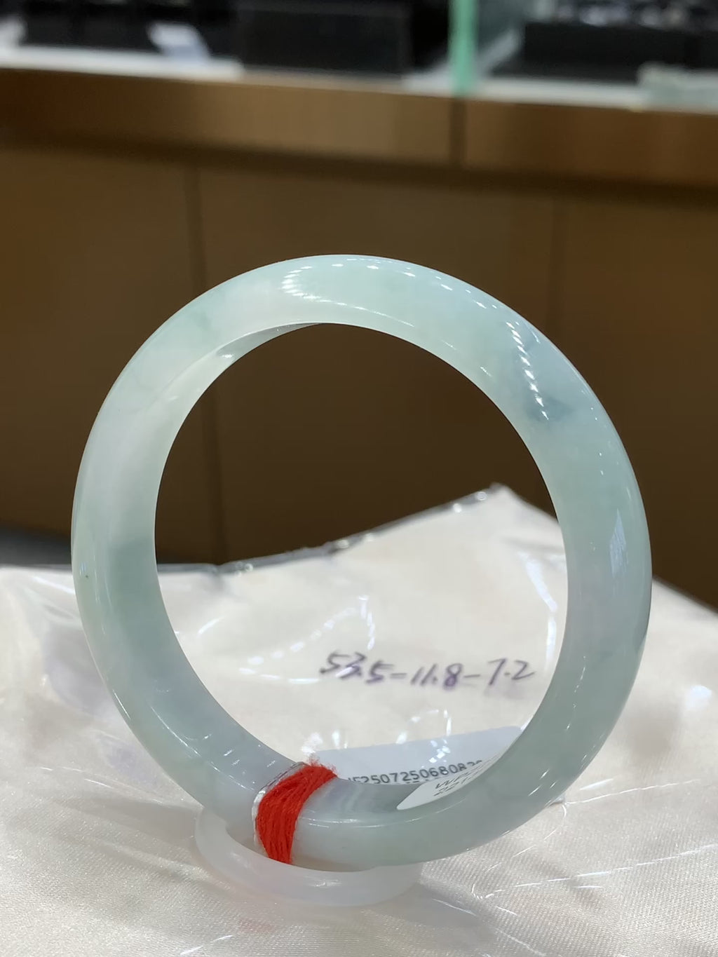 Perfectly watery, shiny, refreshing, delicate, and floral.Jadeite bangle 53.5mm*11.8mm*7.2mm