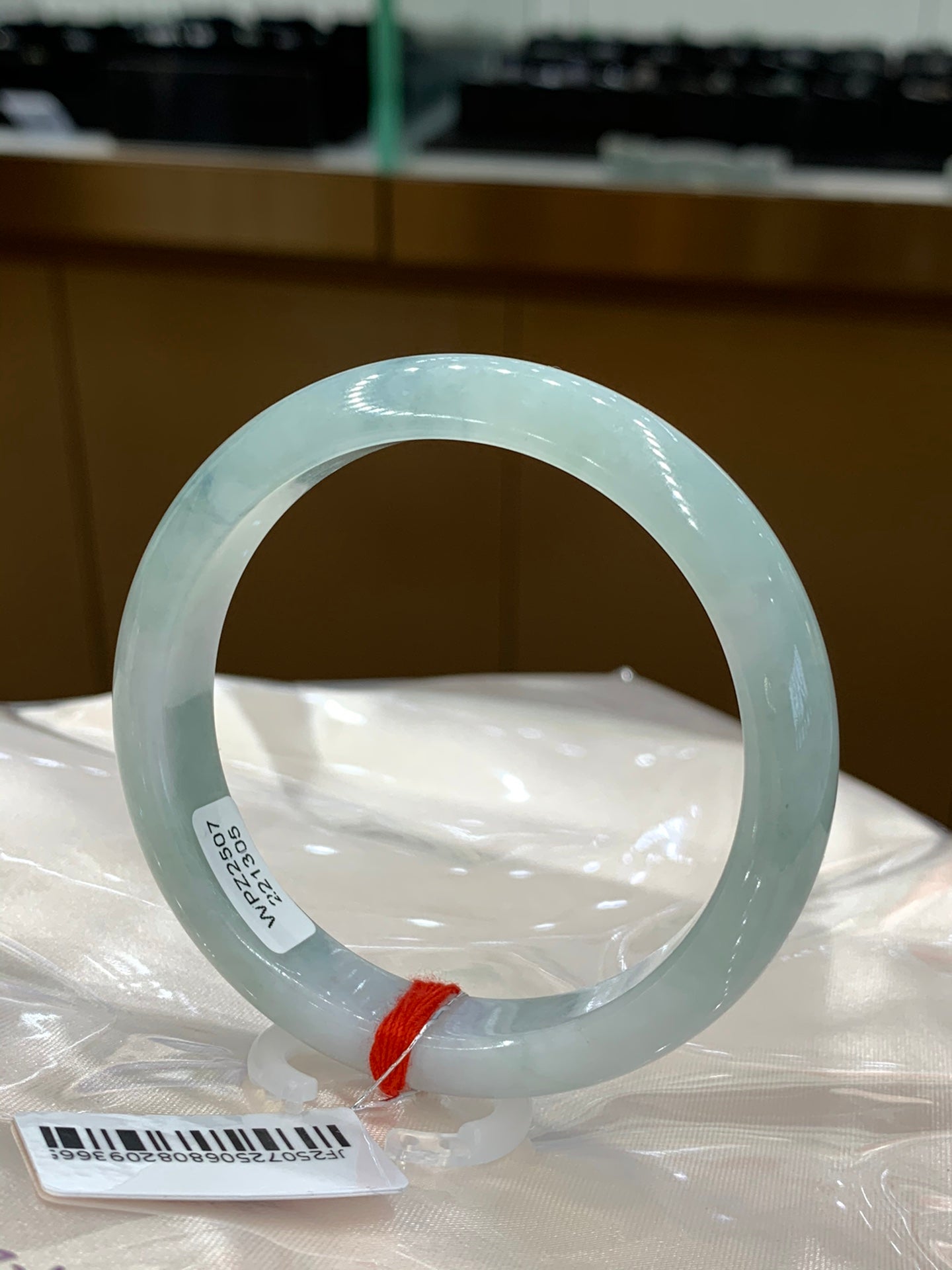 Perfectly watery, shiny, refreshing, delicate, and floral.Jadeite bangle 53.5mm*11.8mm*7.2mm