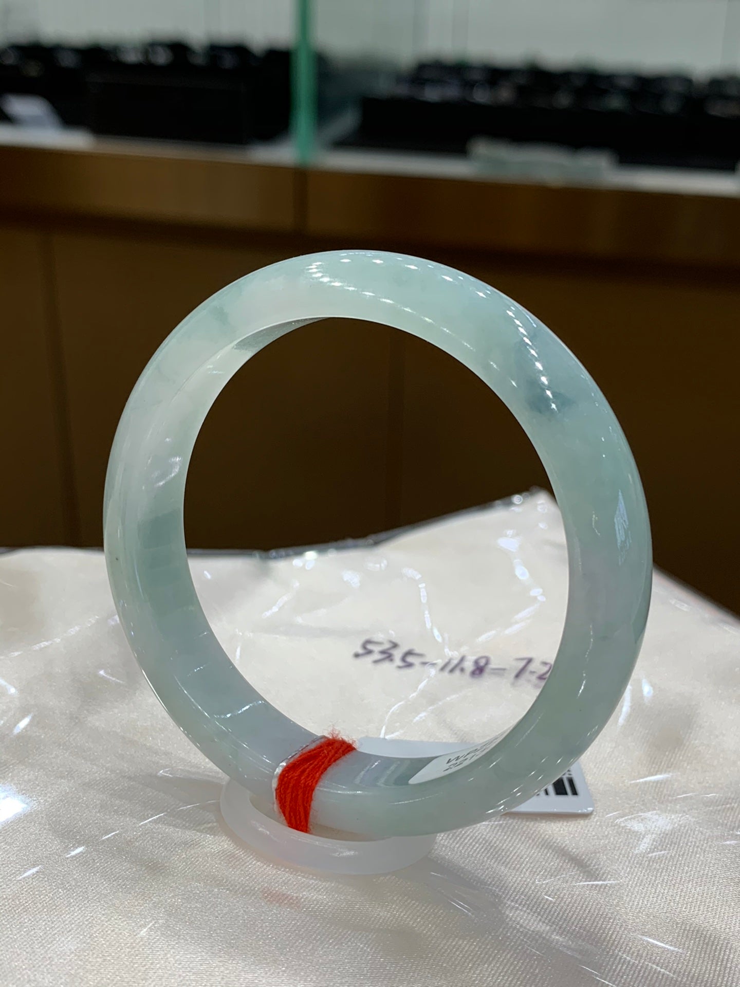 Perfectly watery, shiny, refreshing, delicate, and floral.Jadeite bangle 53.5mm*11.8mm*7.2mm