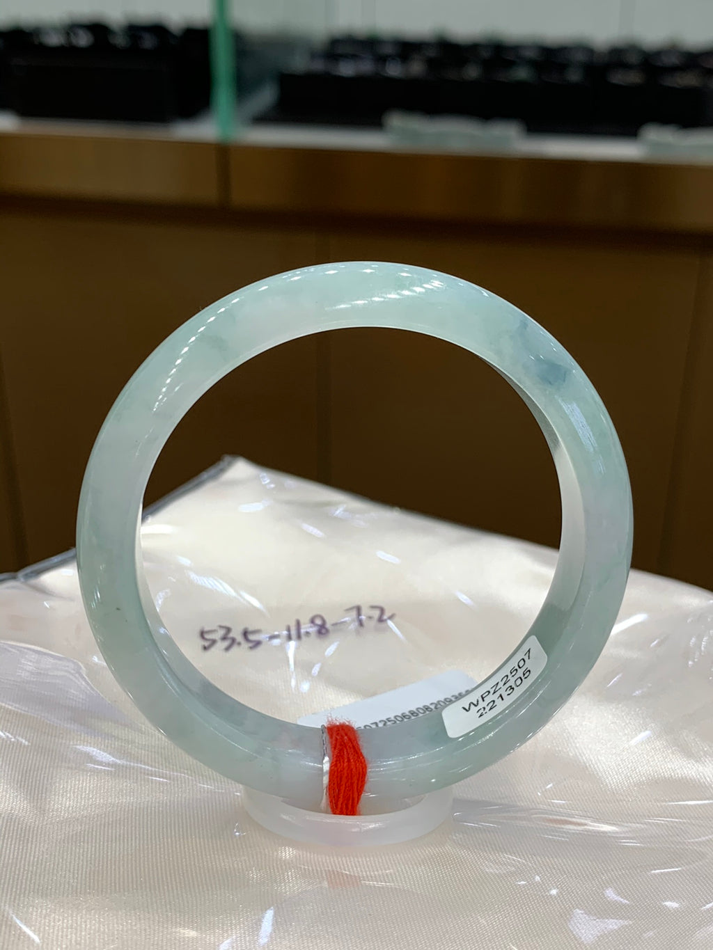 Perfectly watery, shiny, refreshing, delicate, and floral.Jadeite bangle 53.5mm*11.8mm*7.2mm