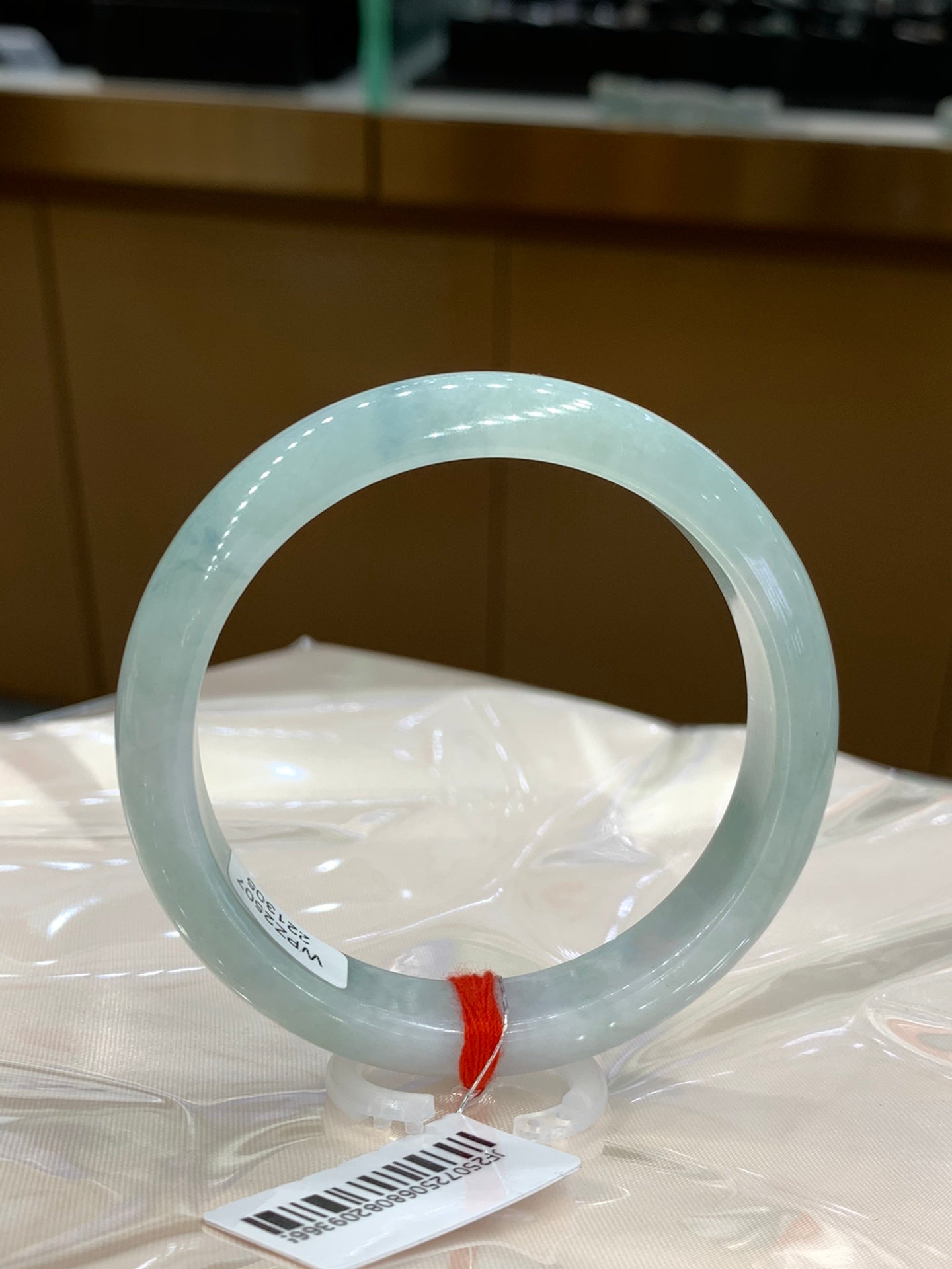 Perfectly watery, shiny, refreshing, delicate, and floral.Jadeite bangle 53.5mm*11.8mm*7.2mm